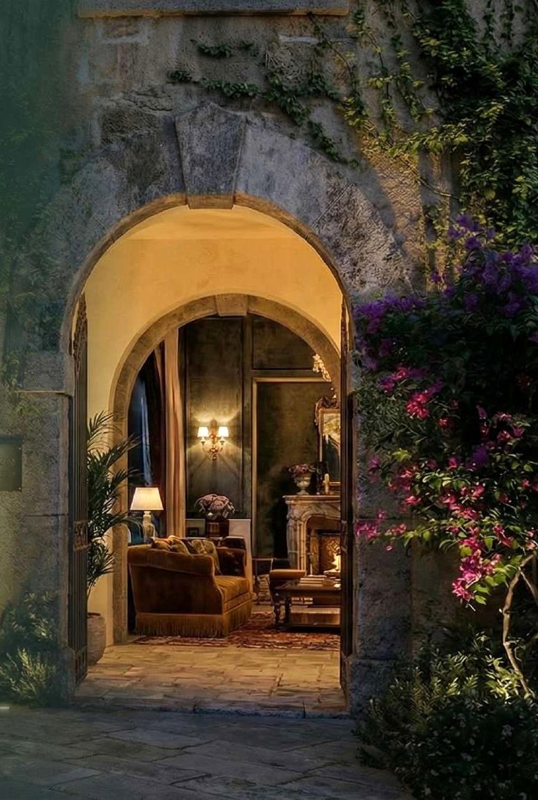 La soglia della dimora, di sera, una luce calda dall'interno